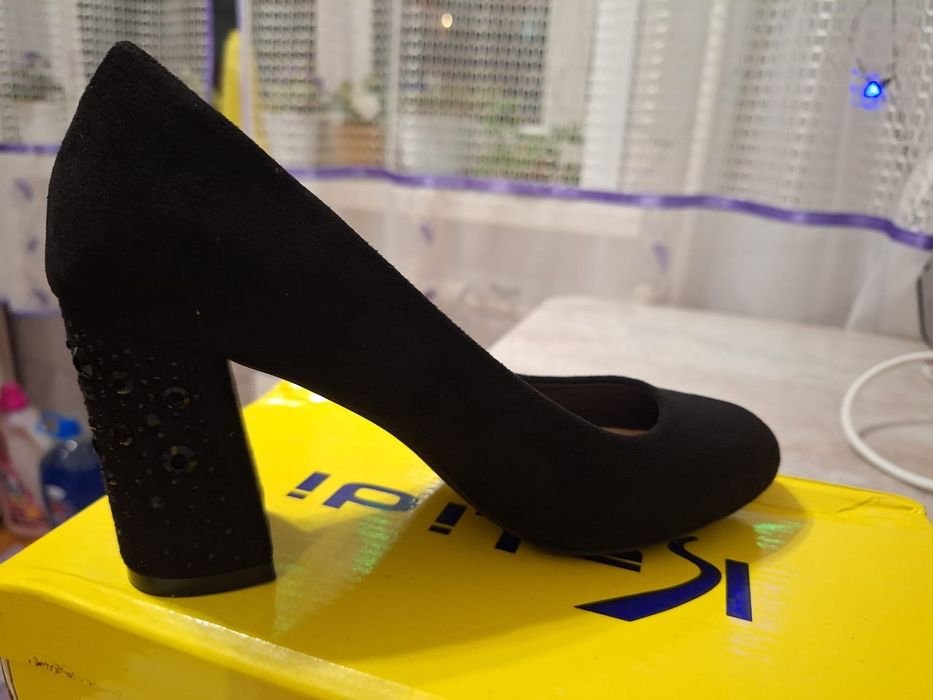 Продам замшевые туфли