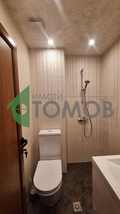 Прекрасно обзаведен и оборудван тристаен апартамент с гараж в кв. Сам