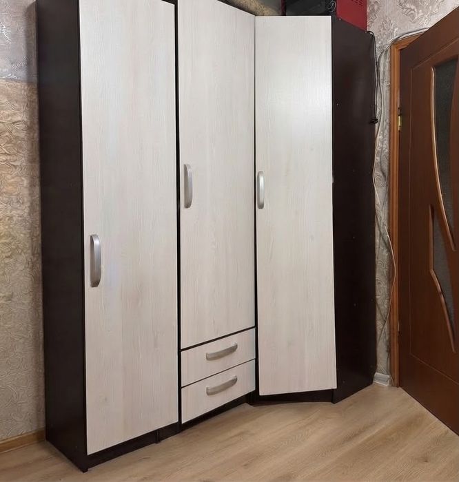 Угловой гардеробный шкаф