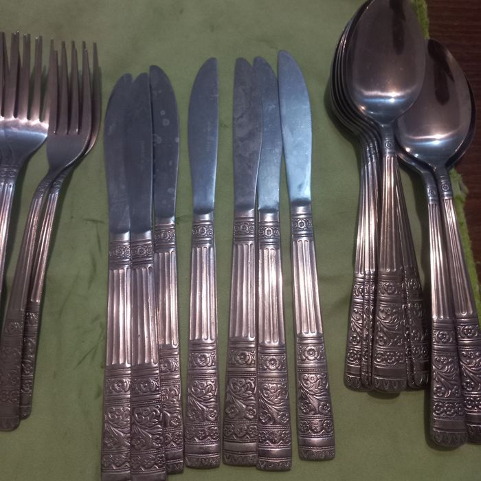 12 големи лъжици, 8 малки лъжици, 9 вилици, 11ножа.