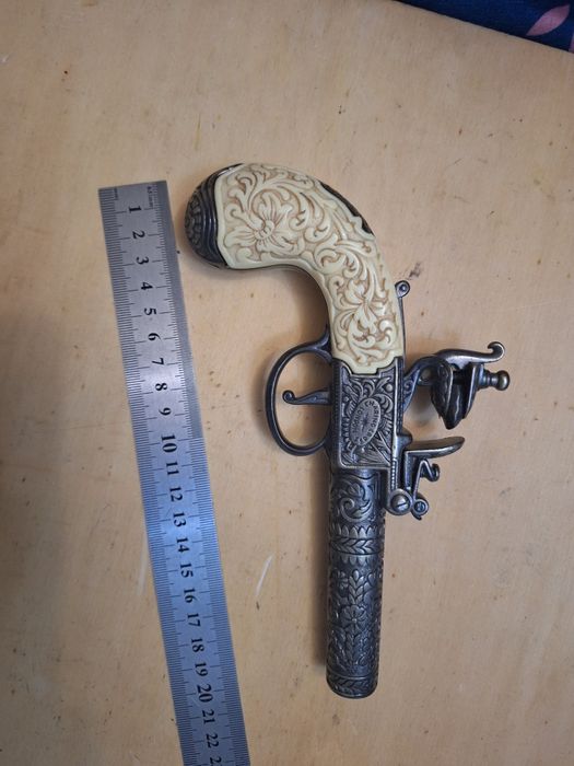 Se vinde pistol panoplie.