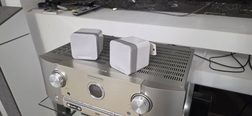 Sateliti Cambridge Audio Minx Min 10 cu suporti perete.