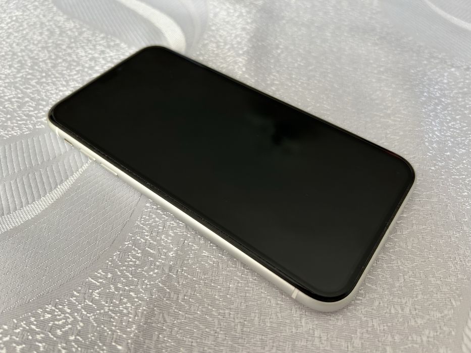 Продавам бял iPhone XR