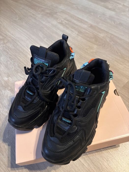 Черни спортни маратонки