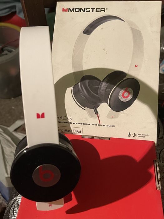 beats by dre слушалки и поставка за тонколона