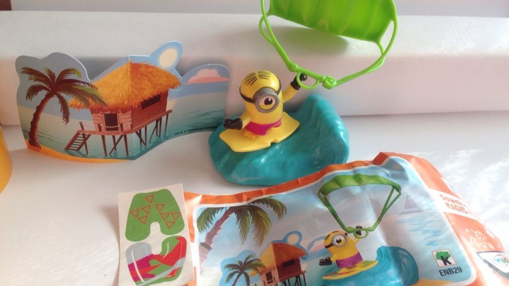 Kinder Maxi Despicable Me Lot Minionii și lot Pijamascks