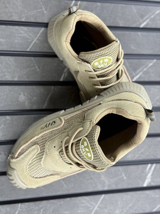 Продам военные кроссовки новые