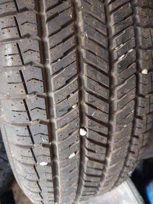 Гума 225 65 17 от рав 4 .Полски дръжки  за багажник .а   suzuki grand