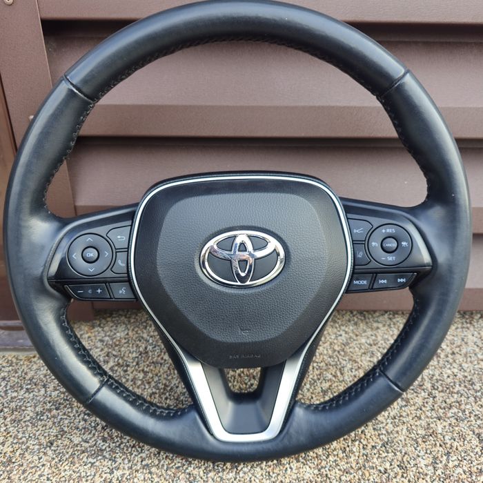 Оригинален волан за Тойота Камри 2020г. без следи от употреба!