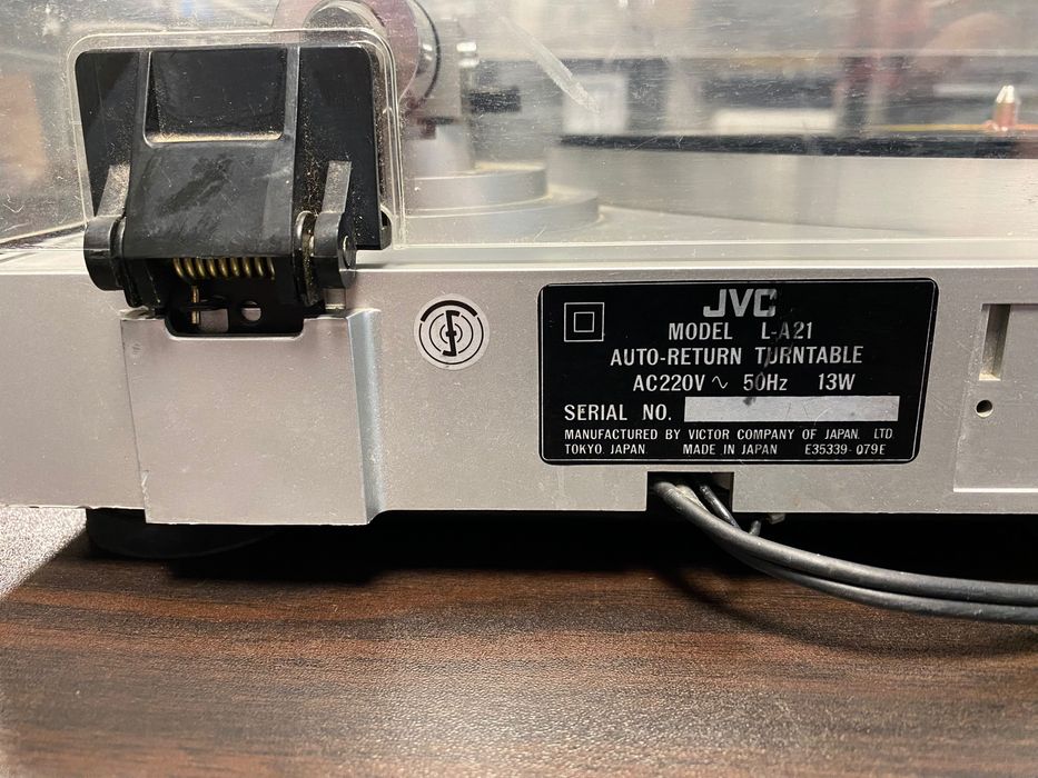 Полуавтоматичен грамофон JVC