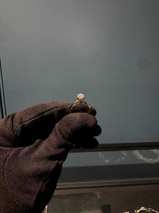 Кольцо с натуральным бриллиантом (помолвочное)