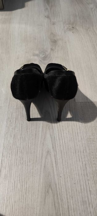 Отворени токчета Guess