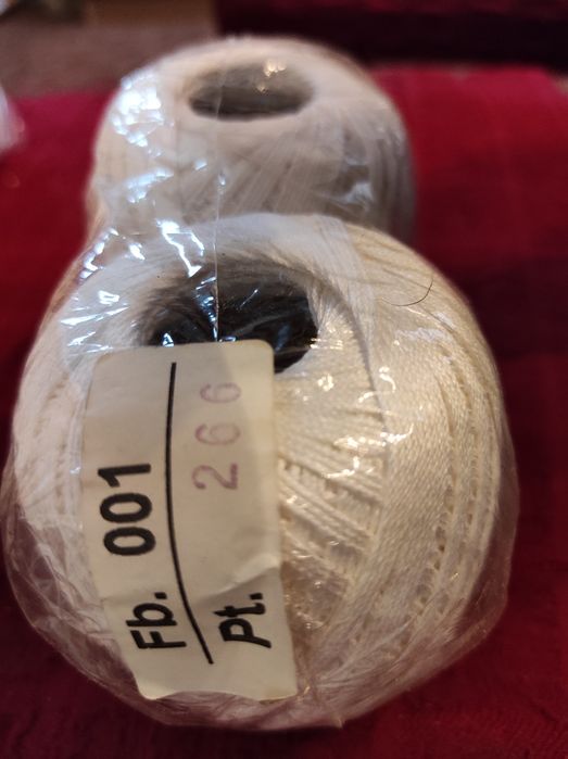 Продавам кълбета и чилета за плетене на една кука.