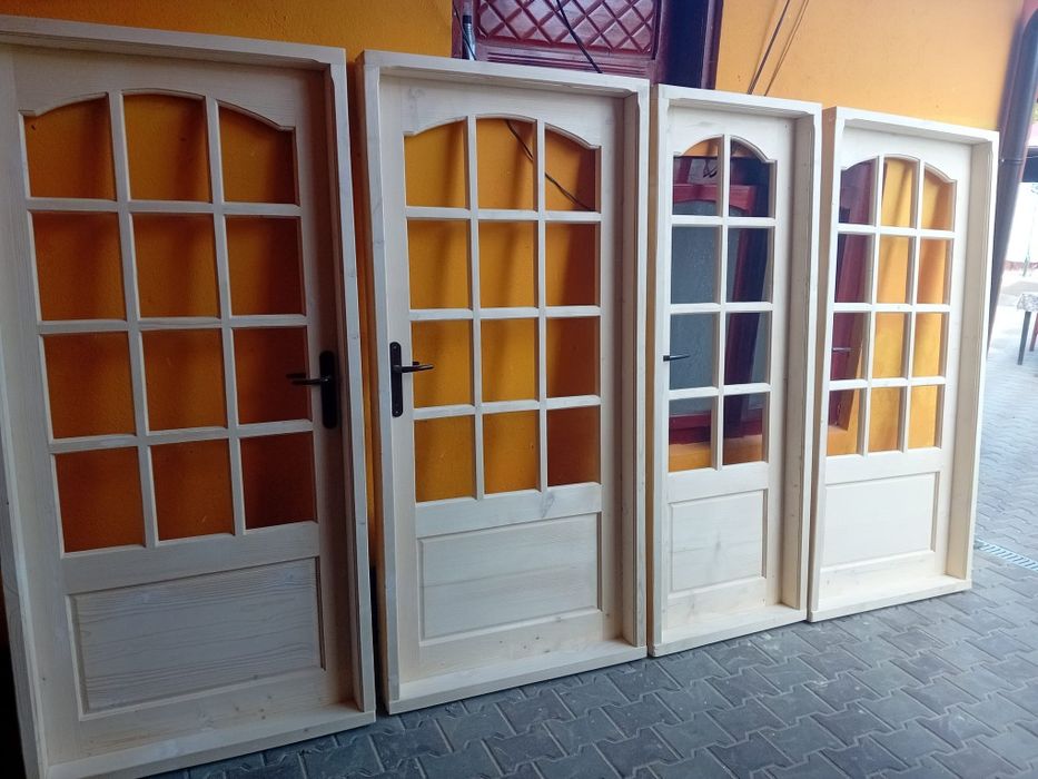 Producător de uși și ferestre din lemn masiv,brad.