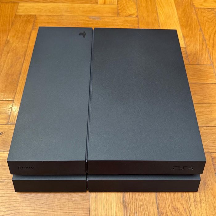 Продам Sony PlayStation 4