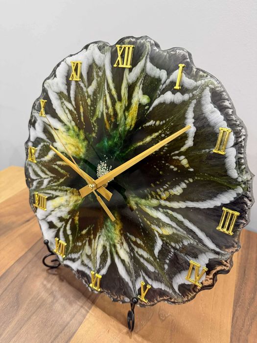 Дизайнерски часовник, изработен на ръка, с внимание към детайлите