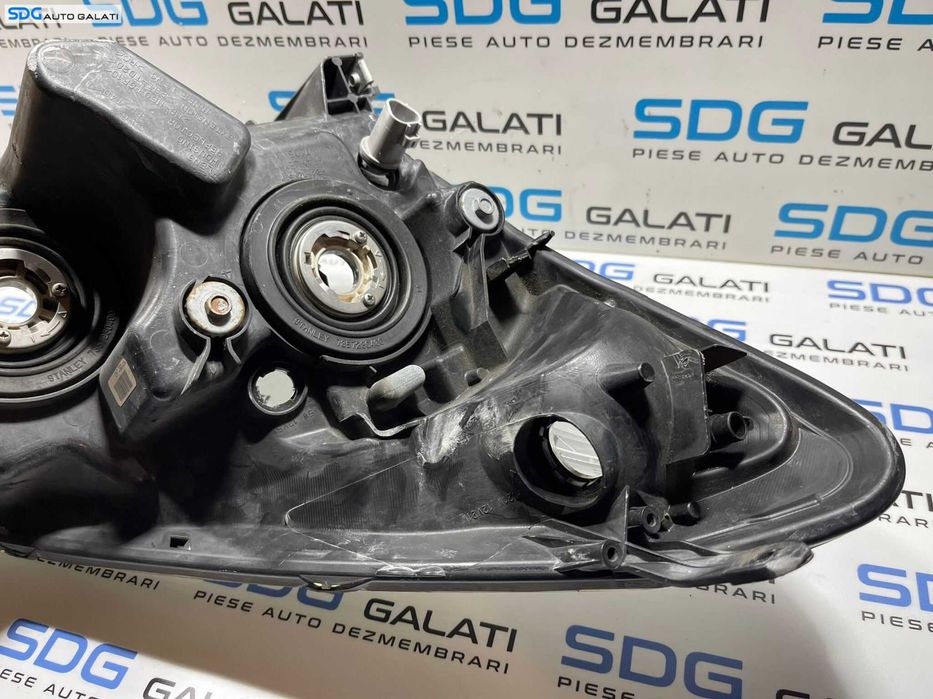 Far Stanga Halogen Toyota Corolla Verso 2004 - 2009 Cod P7105L [B3017]