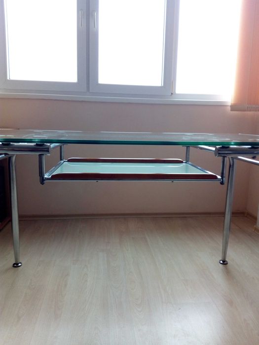 Трапезна маса стъклена  метални крака и дървени елементи