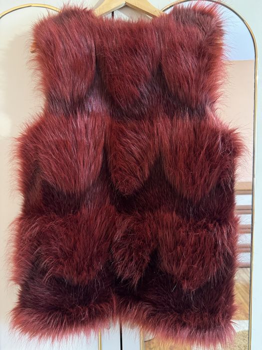 Елек цвят бордо.