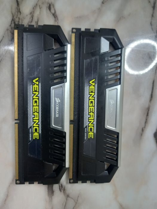 Памет 8GB (2x4GB) Corsair Vengeance Pro Silver 2400 MHz DDR3