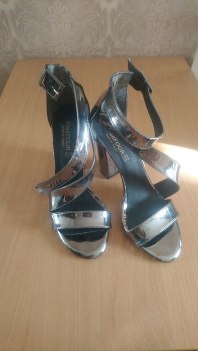 Продаётся обувь осень весна.