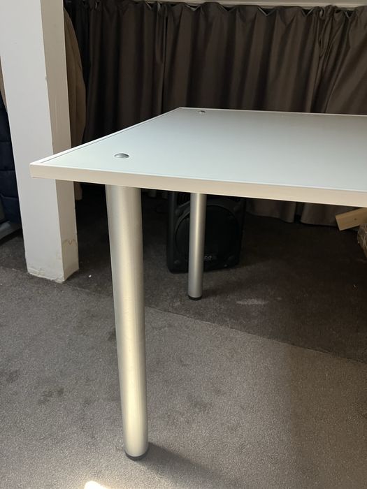 Masa 90 cm X 90 cm cu picioare metalice