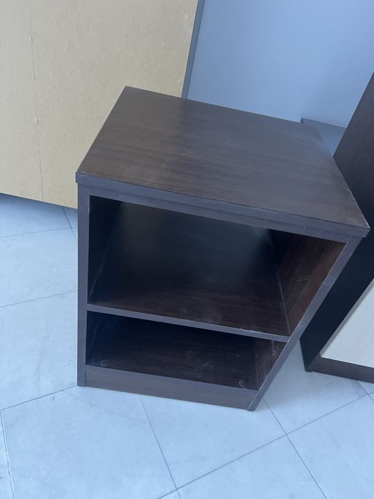 Продавам мебели гардероби,нощни шкафчета,тоалетка от хотел