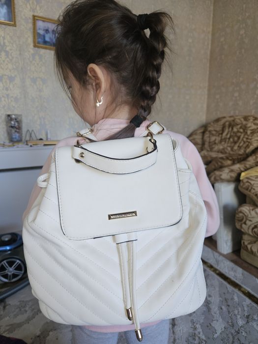 Белый рюкзак 2500тг.