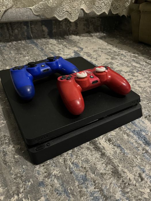PS4 Slim 1TB + 2 оригинальных джойстика + игр