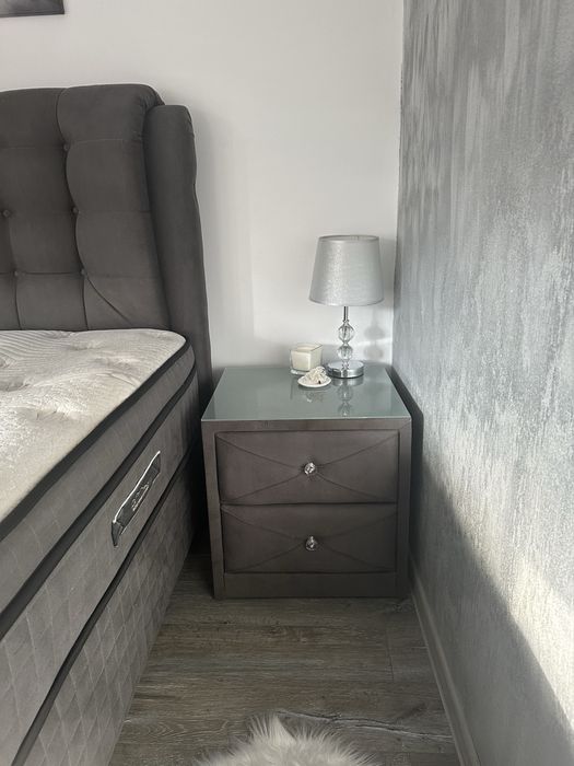 Pat tapitat Luxury, saltea ortopedica, noptiera