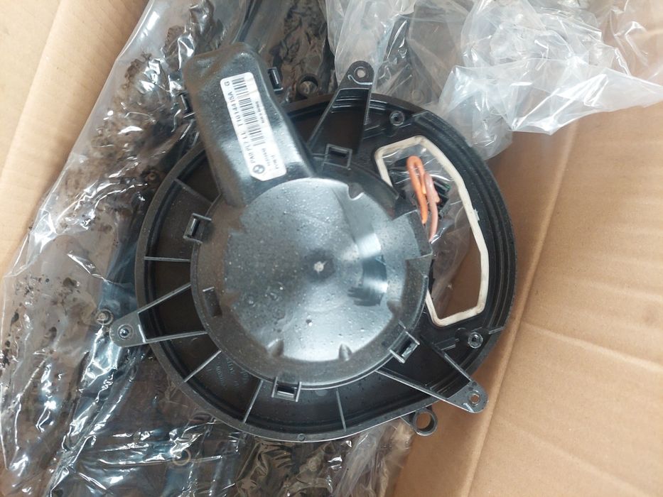Vând capac culbutori BMW F30 și Pompă de ac