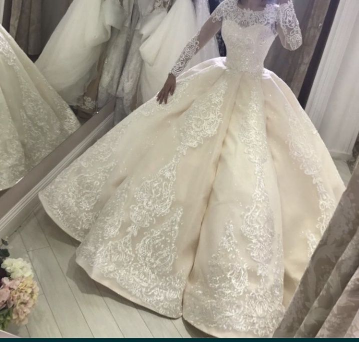 Продам платье цена 150000.возможен обмен