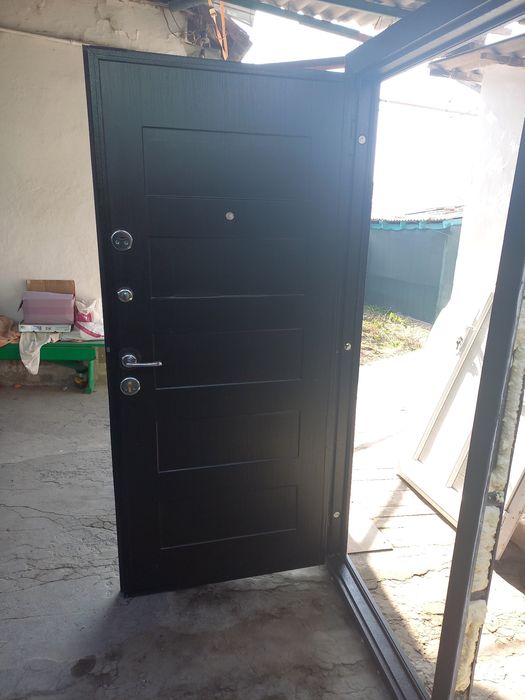 Железная входная дверь