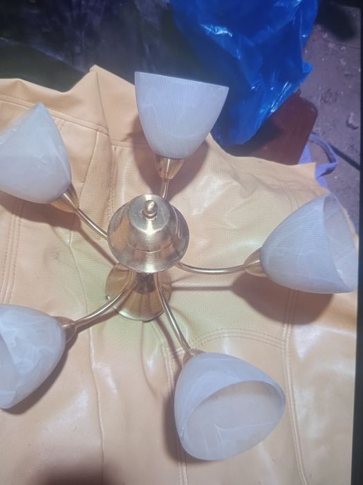 Продам люстры разные и светильники