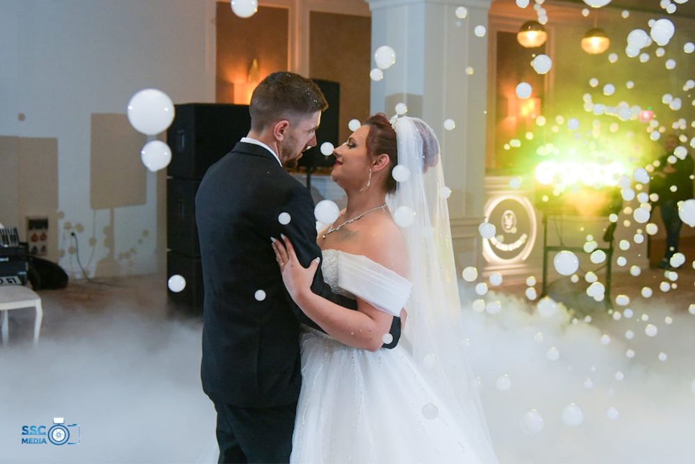 Baloane de fum albe dansul mirilor