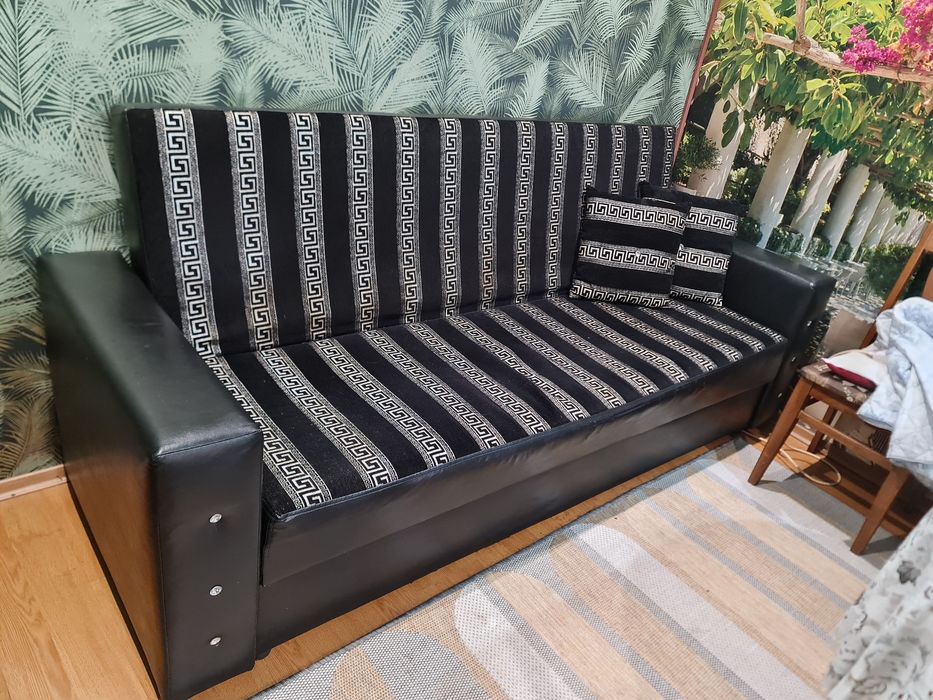 Продавам голям разтегателен диван с орнаменти на Versace