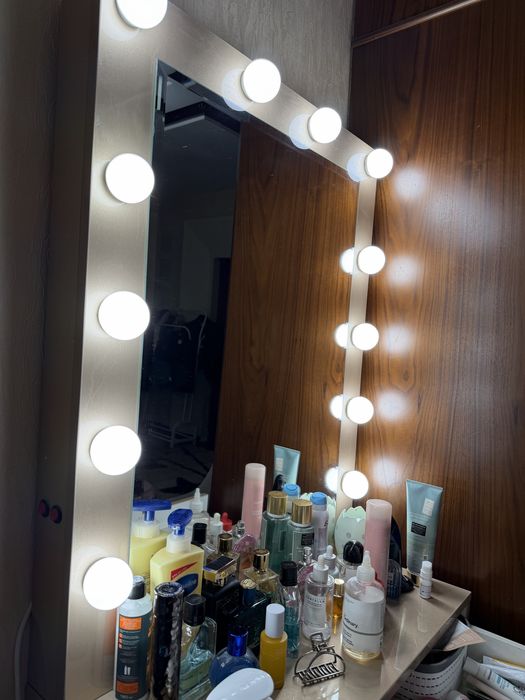 Тумбочка для макияжа