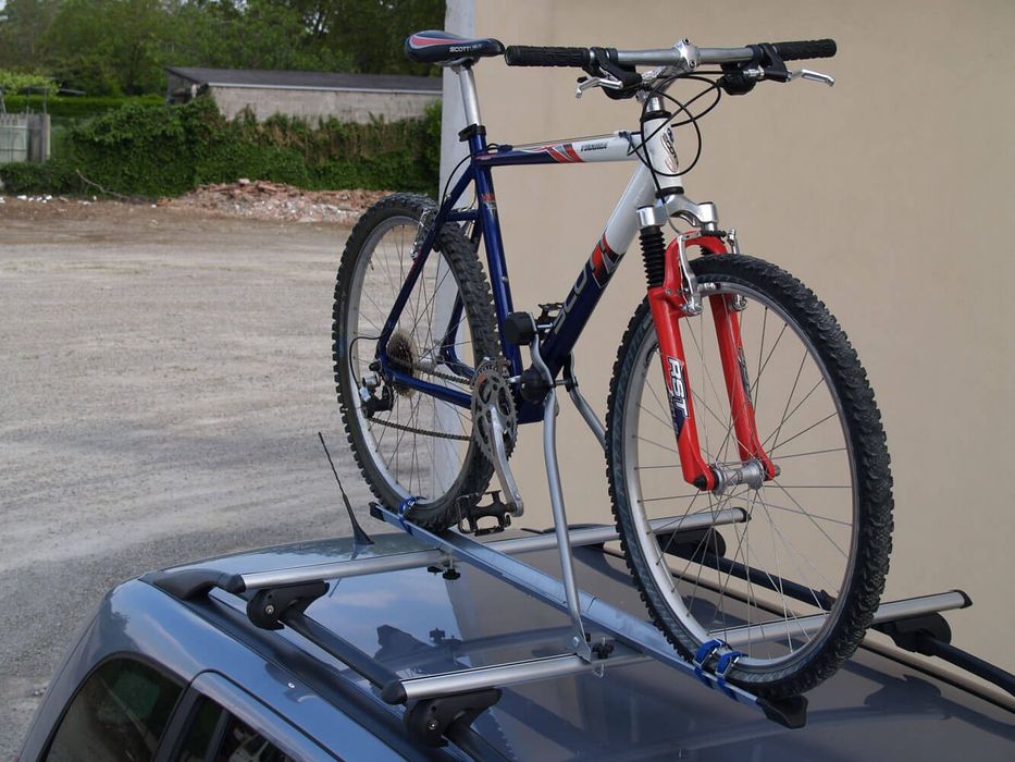 Suport bicicleta auto Menabo Huggy pe bare transversale