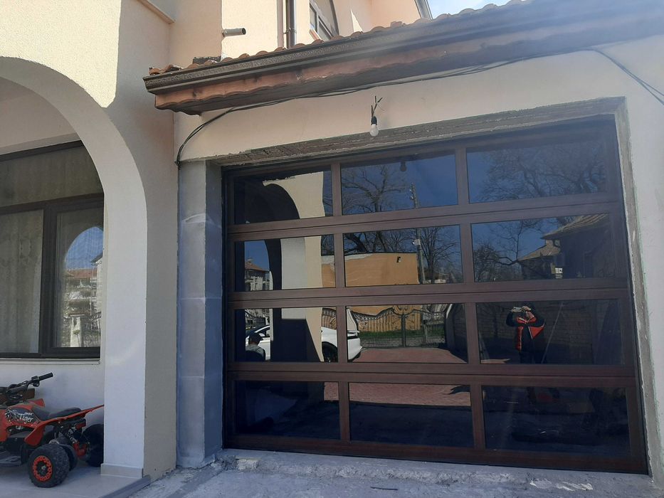 Секционни гаражни врати