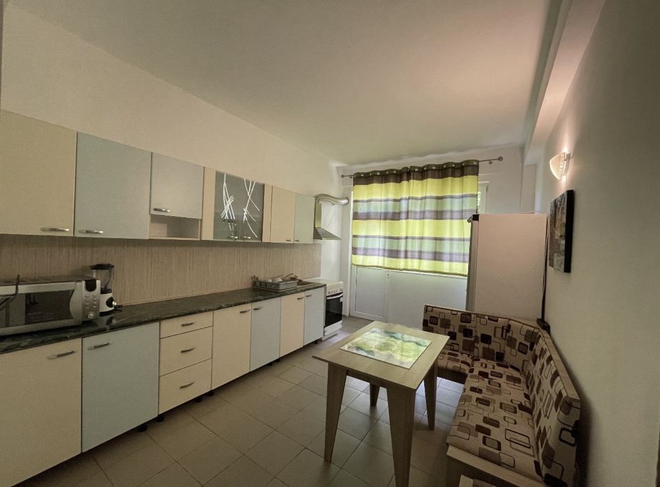 Camere la curte de inchiriat