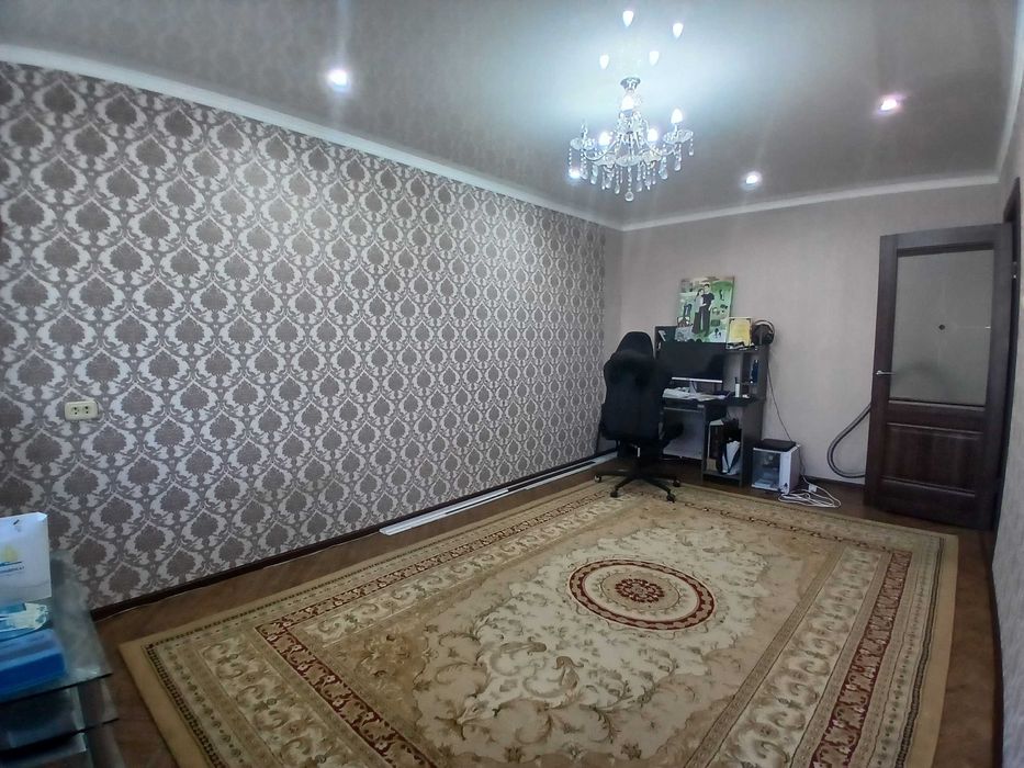 Строитель Напротив Алтындар