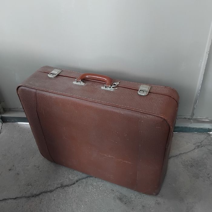 Чемодан большой с ключом