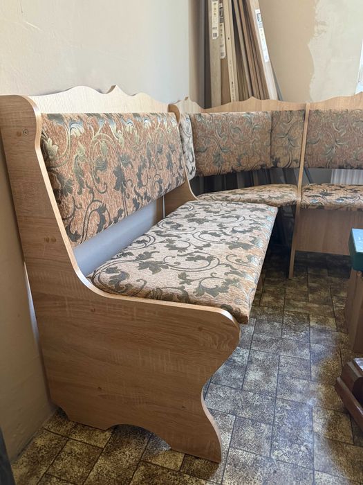 Компактен ъглов диван за кухня/трапезария