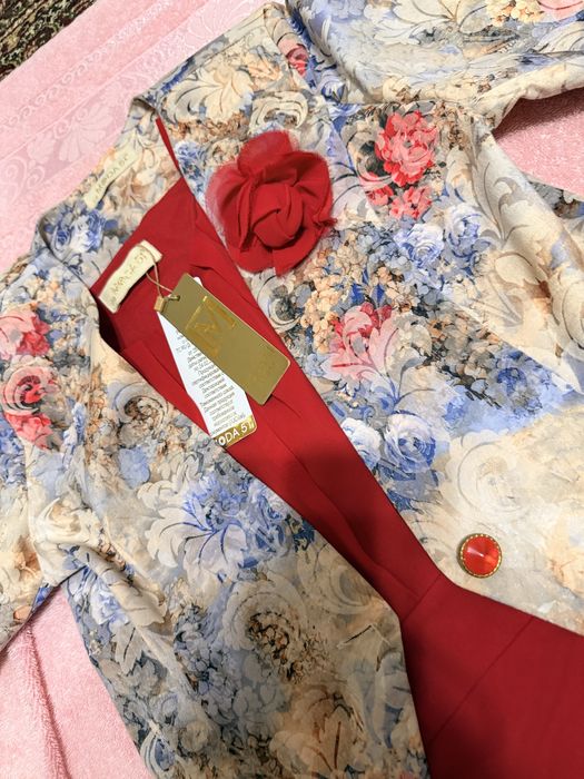 срочно продается костюм с длинным красным базой