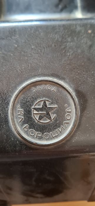 Много стар телефон с ръчка