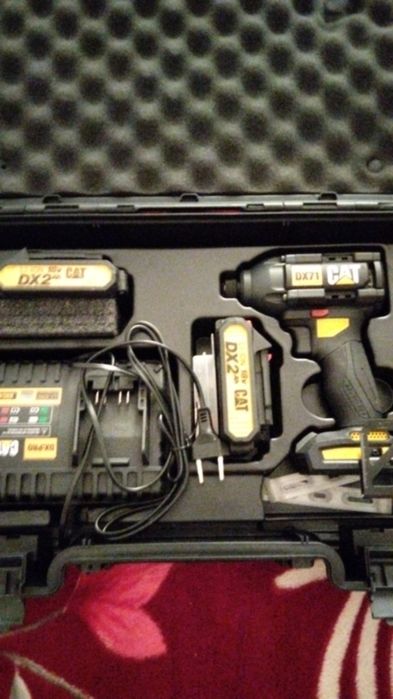 Vând mașina de găurit cu impact  Cat dx71