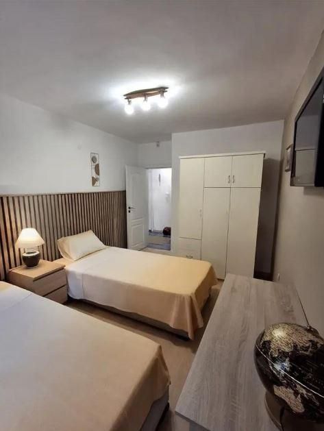 Дава се под наем Тристаен апартамент в Варна, Базар Левски - 130 кв.м за 800 € - Снимка #5