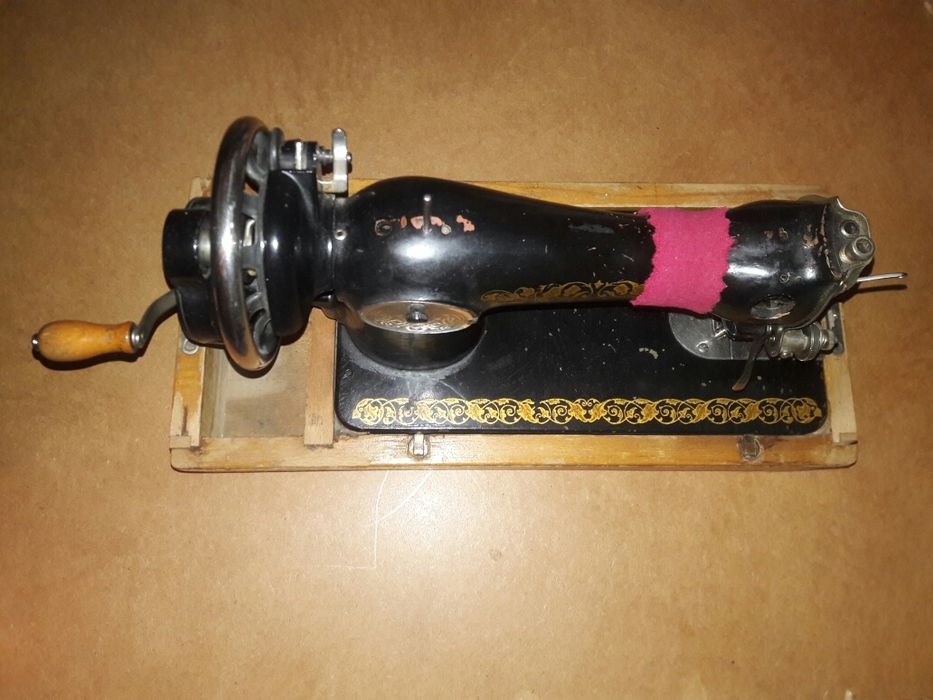 Машинка швейная ручная.Подольск.В рабочем состоянии.Без крышки.