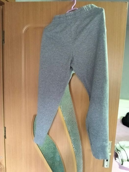 Vând pantaloni de trening Nike