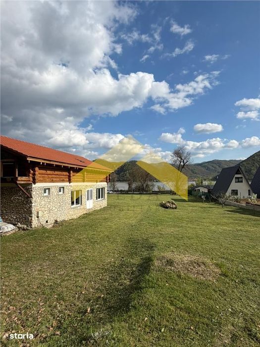 Cabana din piatra de codru si busteni pe Clisura Dunarii, Caraș-S